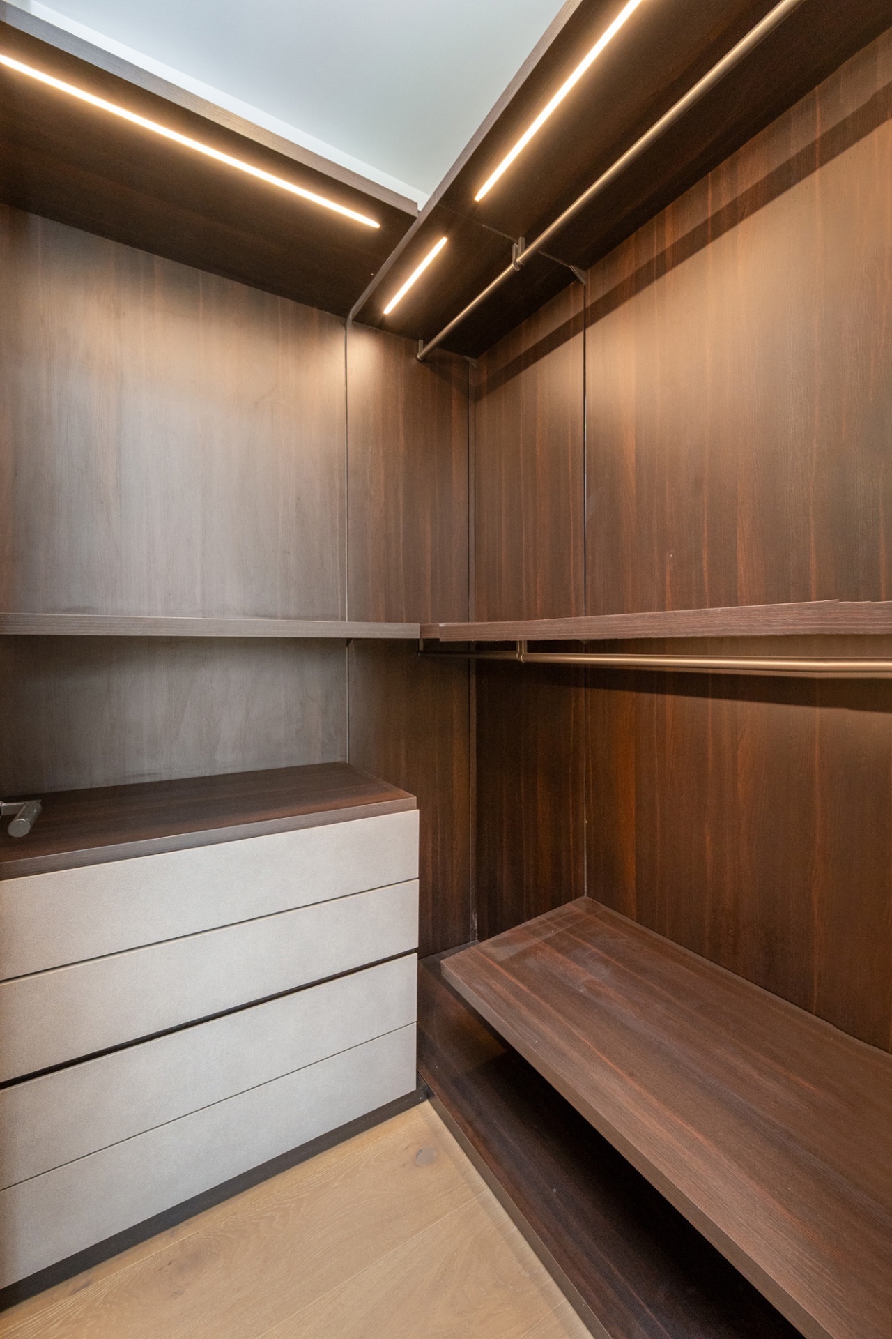 Meadowview Scenic Hillside Luxury Estate - Image 9