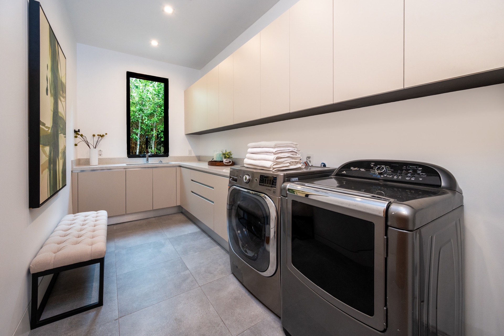 Meadowview Scenic Hillside Luxury Estate - Image 7