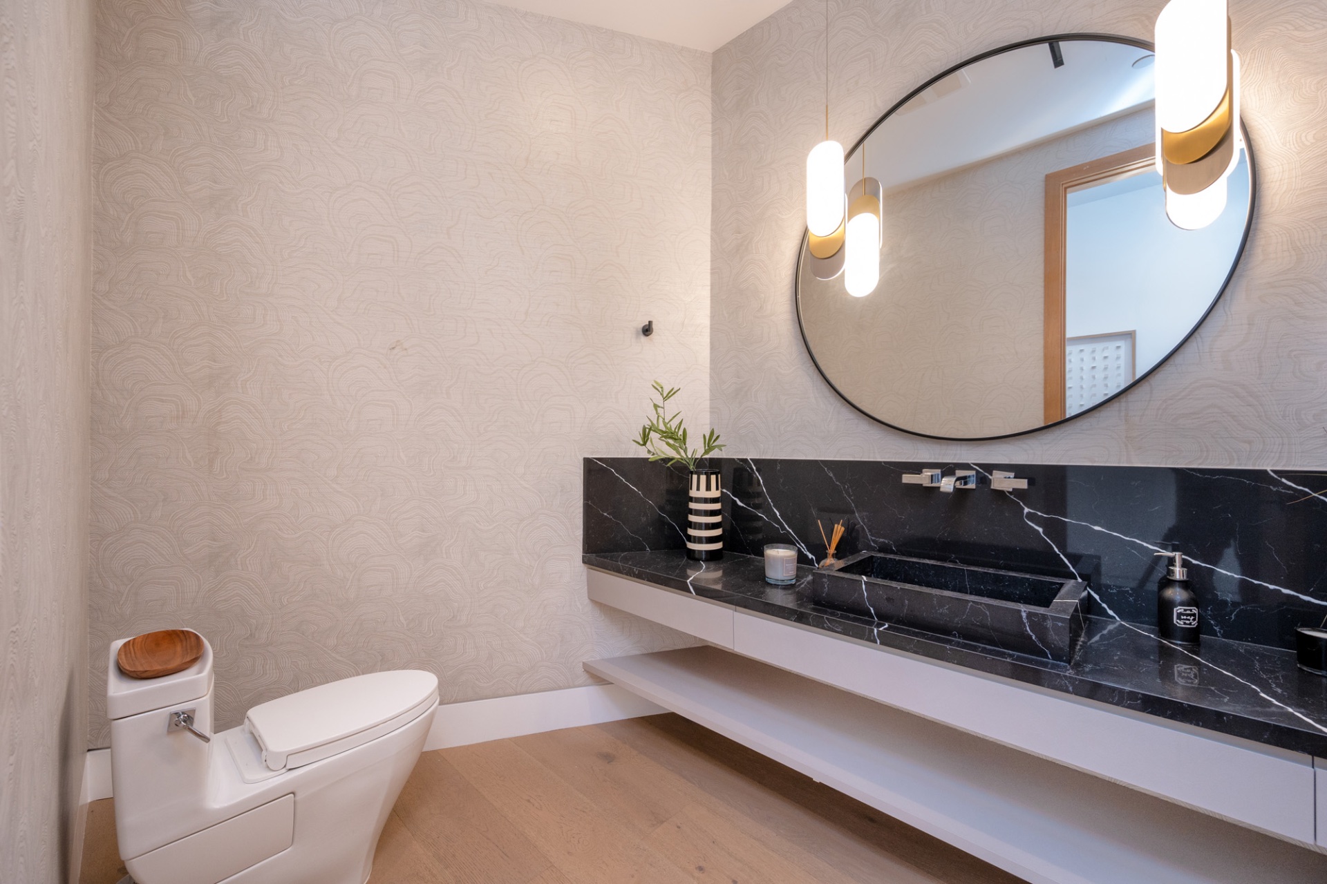 Meadowview Scenic Hillside Luxury Estate - Image 6