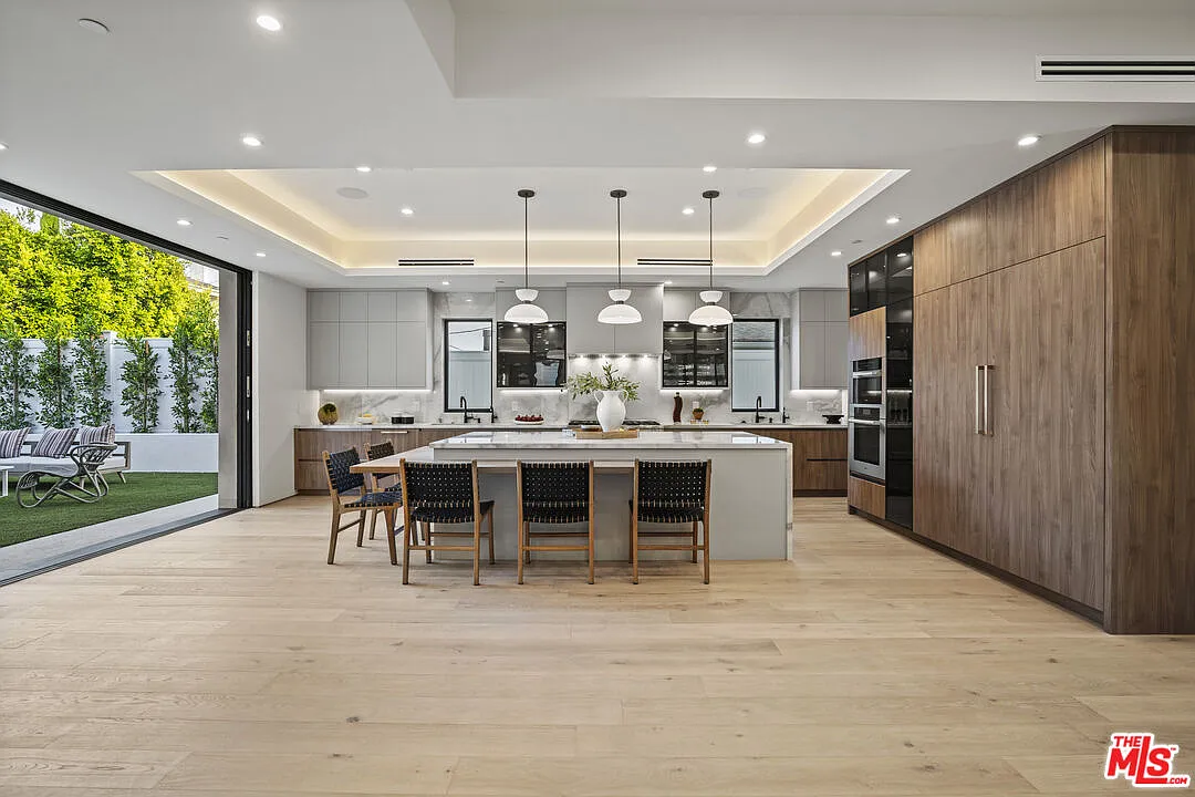 Beverly Will Grand Estate  - Image 9