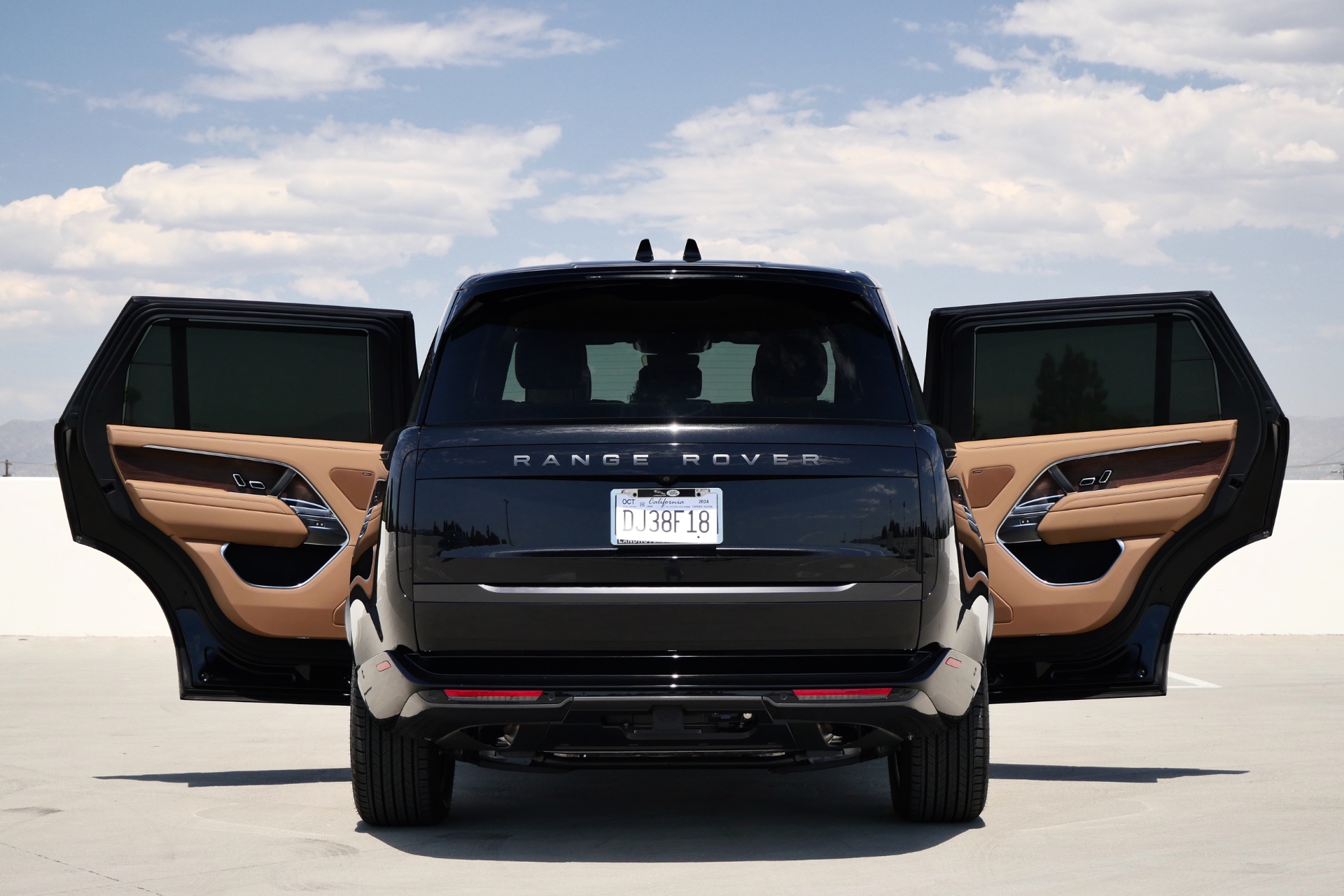 V8 (P530) Black – Brown Interior - Image 8