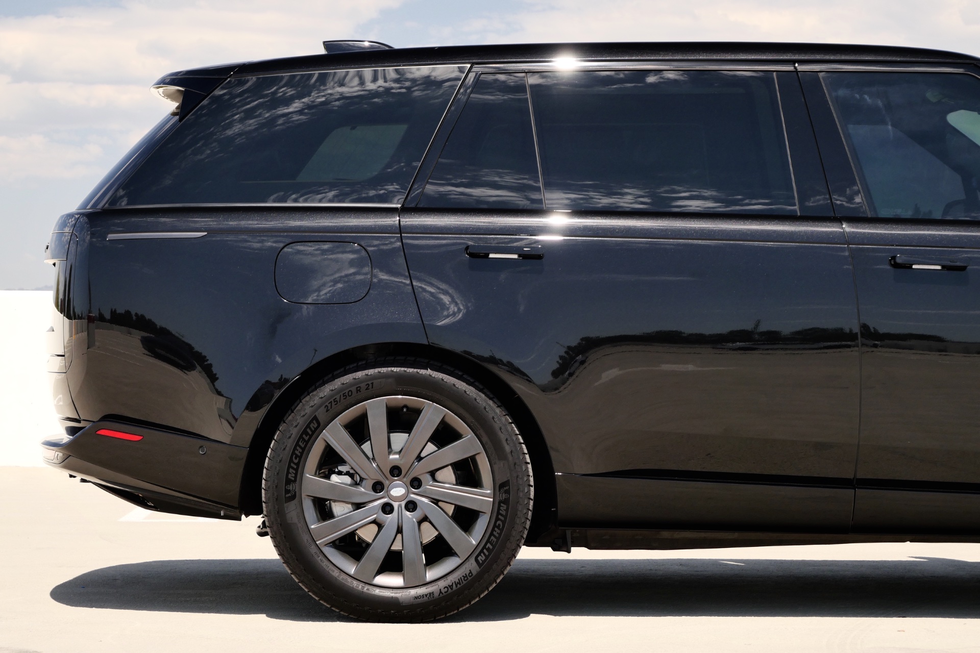 V8 (P530) Black – Brown Interior - Image 6