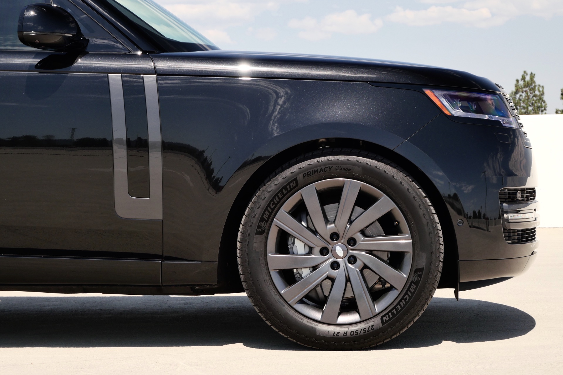 V8 (P530) Black – Brown Interior - Image 7