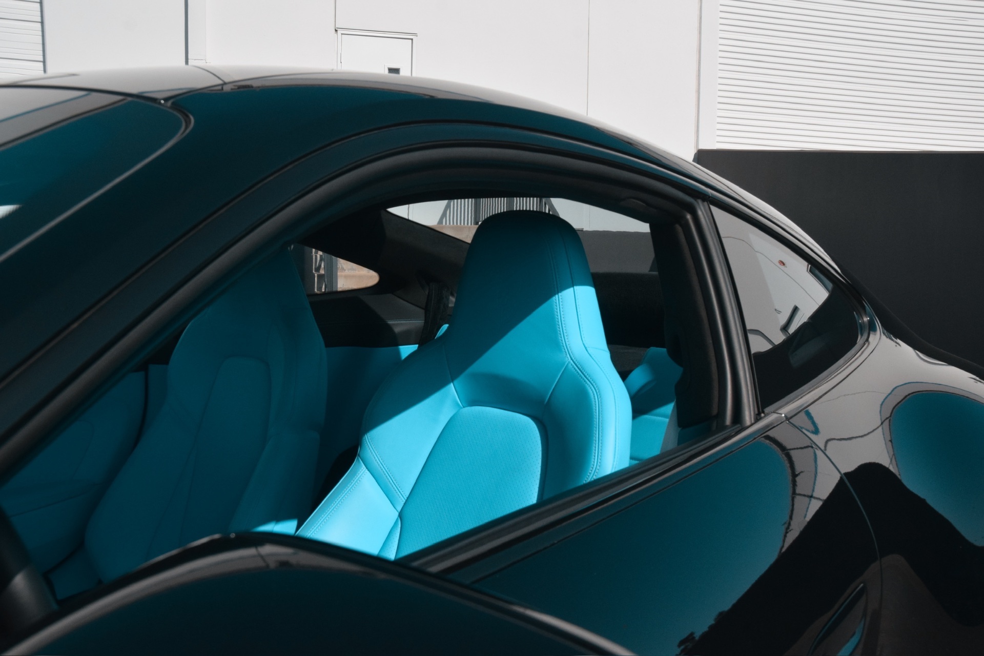911 GT3 Touring Black – Blue Interior - Image 7