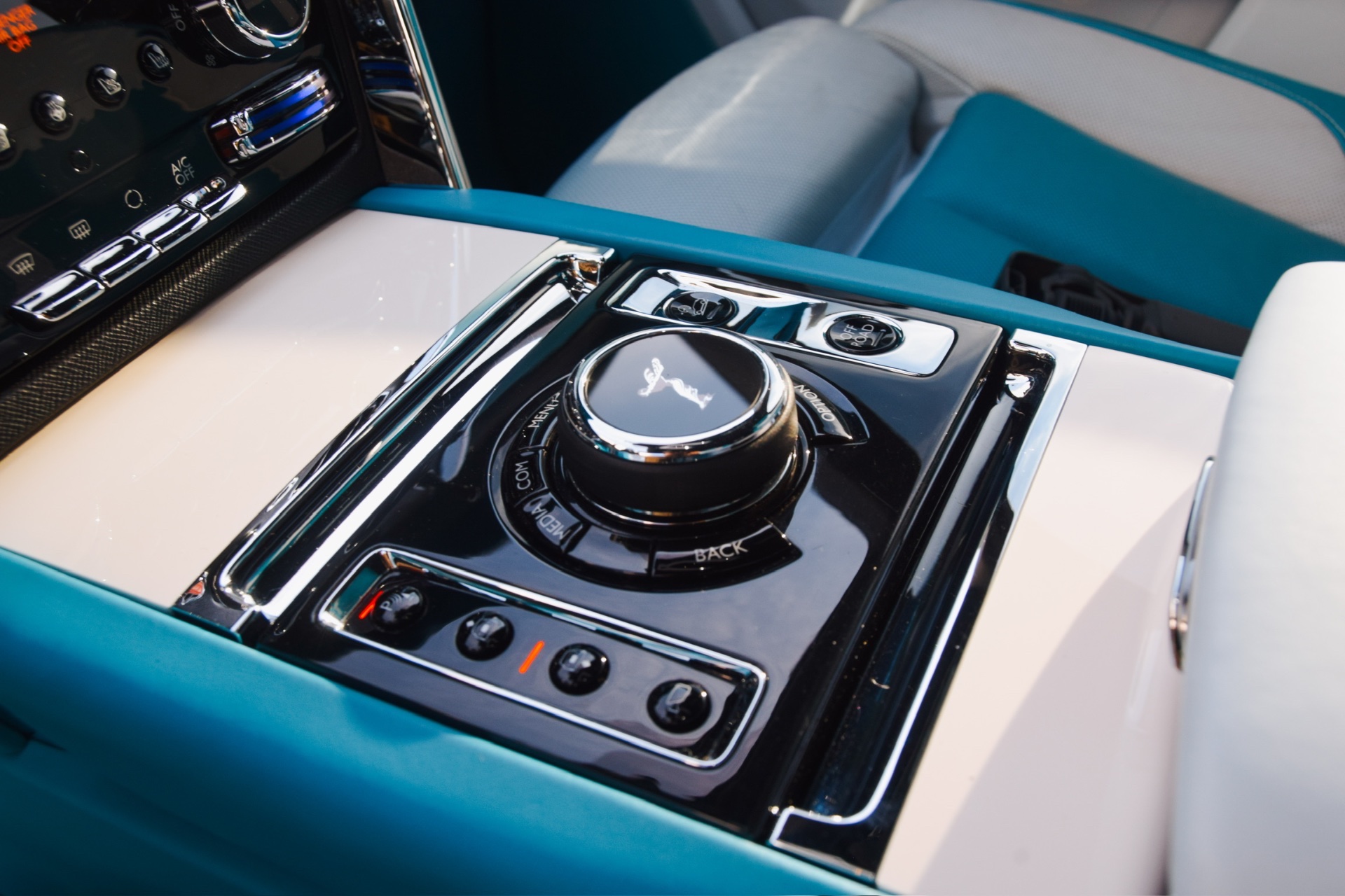 Cullinan White on Blue - Image 8