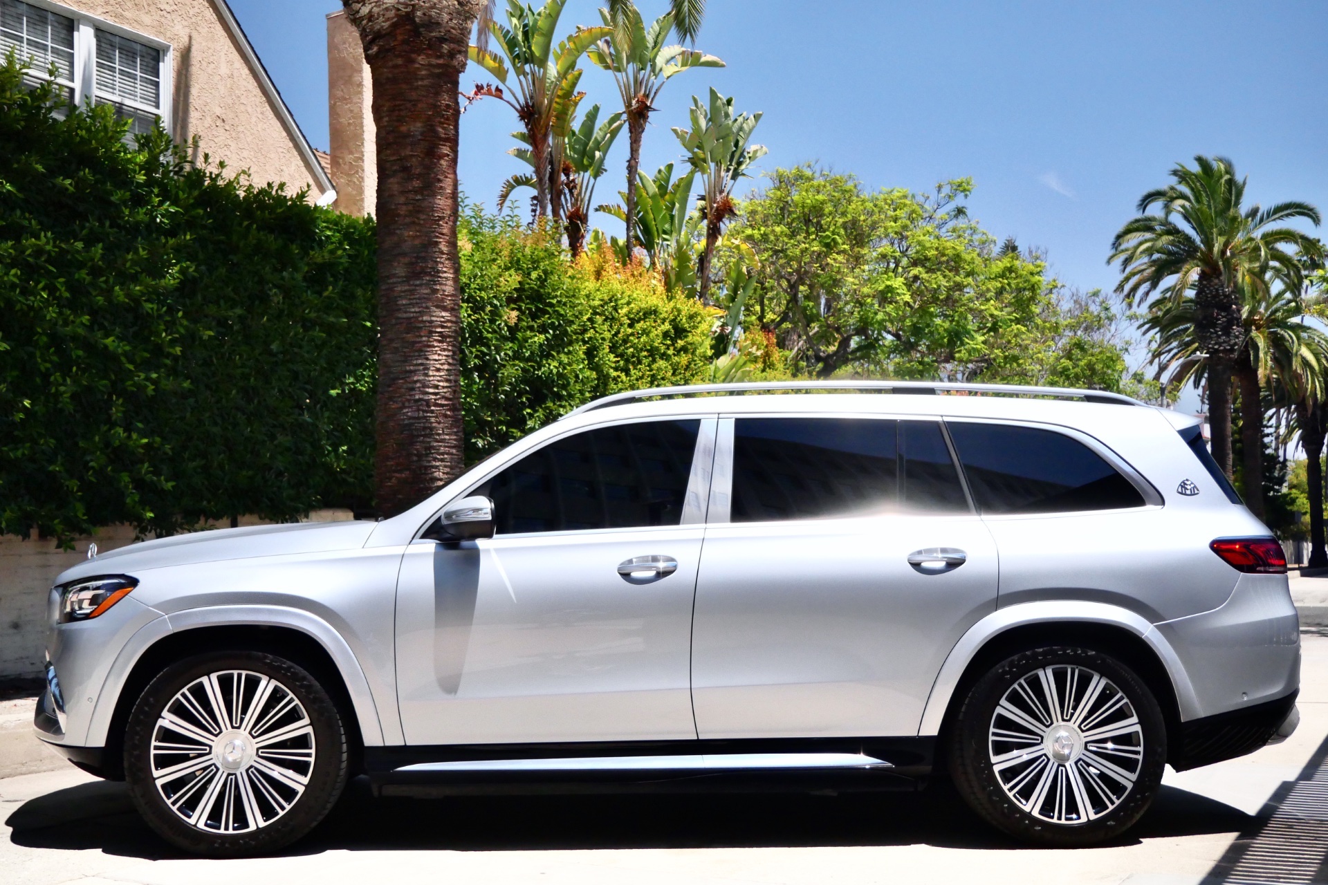 GLS 600 Maybach Silver on Black - Image 6